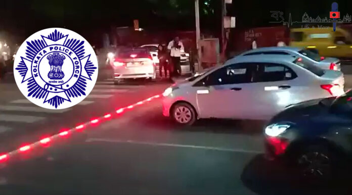 Kolkata trafic light on road